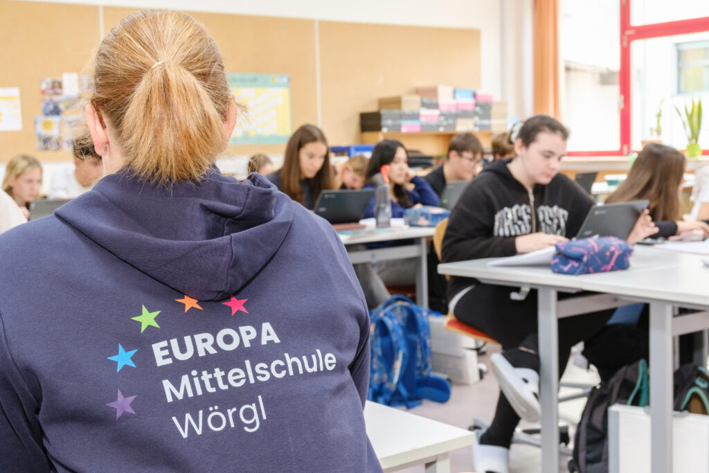 Kinder im Klassenzimmer mit Chromebooks