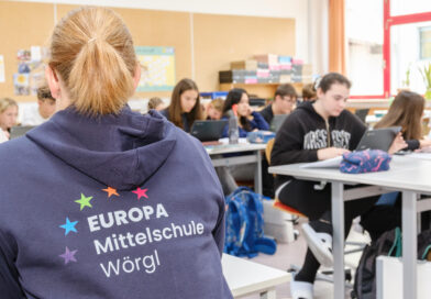 Kinder im Klassenzimmer mit Chromebooks